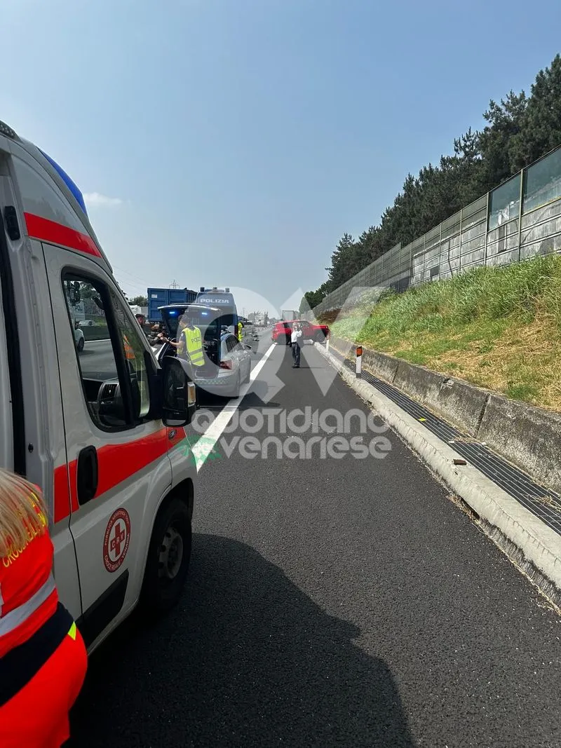 INCIDENTE IN TANGENZIALE A COLLEGNO - Scontro fra tre mezzi, una persona ferita - FOTO