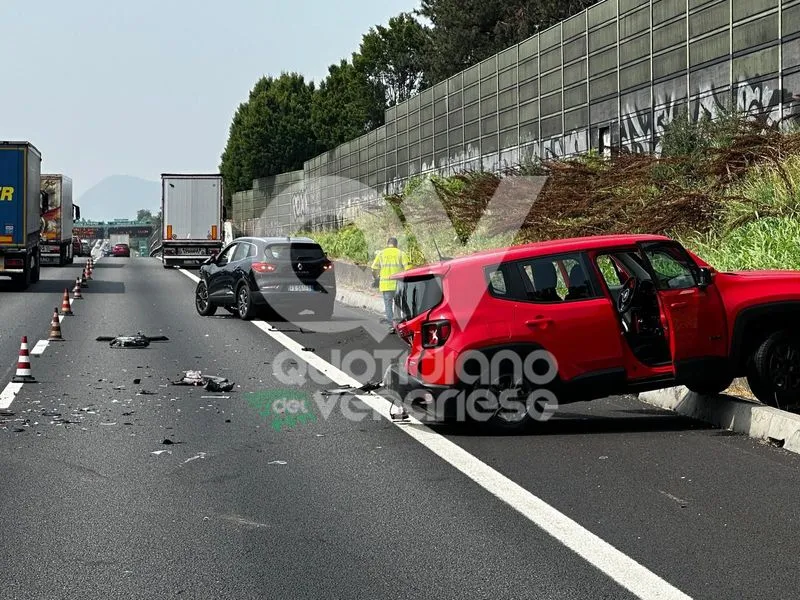 INCIDENTE IN TANGENZIALE A COLLEGNO - Scontro fra tre mezzi, una persona ferita - FOTO