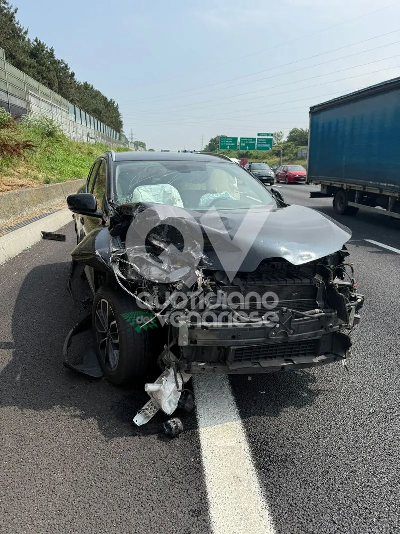 INCIDENTE IN TANGENZIALE A COLLEGNO - Scontro fra tre mezzi, una persona ferita - FOTO