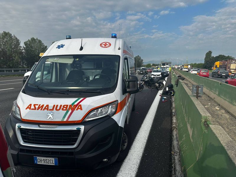 INCIDENTE IN TANGENZIALE A COLLEGNO - Due feriti dopo lo scontro fra una moto e un'auto - FOTO