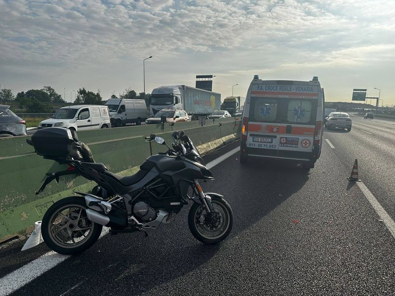 INCIDENTE IN TANGENZIALE A COLLEGNO - Due feriti dopo lo scontro fra una moto e un'auto - FOTO