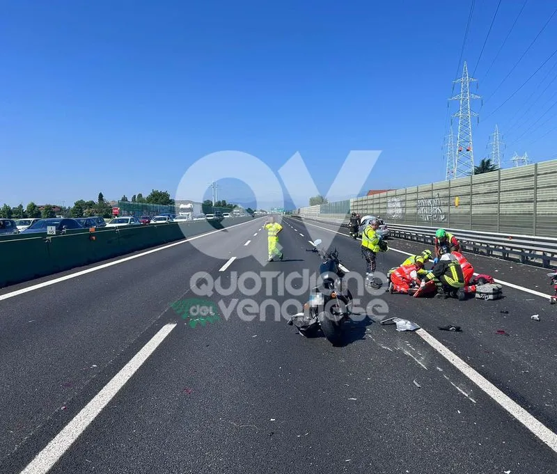 ENNESIMO INCIDENTE IN TANGENZIALE - Auto contro moto all'altezza di Savonera: centauro ferito - FOTO
