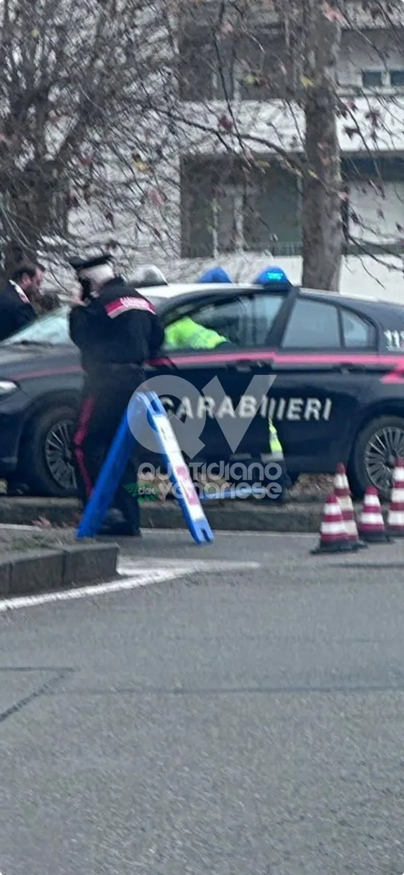 INCIDENTE A COLLEGNO - Pattuglia dei Carabinieri finisce fuori strada dopo l'inseguimento: due militari feriti
