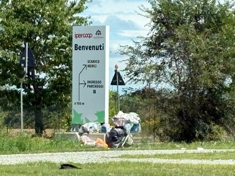 COLLEGNO - Il centrodestra e i cittadini si ritrovano a Fermi: «basta degrado, basta accampamenti abusivi» - FOTO