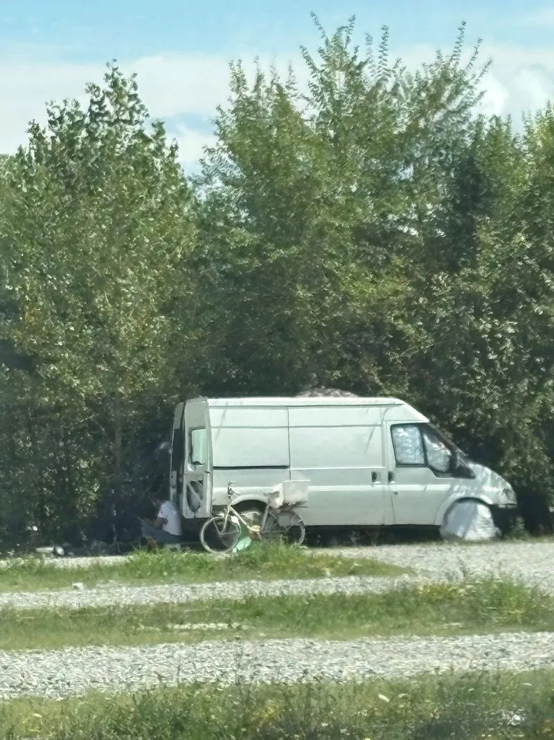 COLLEGNO - Il centrodestra e i cittadini si ritrovano a Fermi: «basta degrado, basta accampamenti abusivi» - FOTO