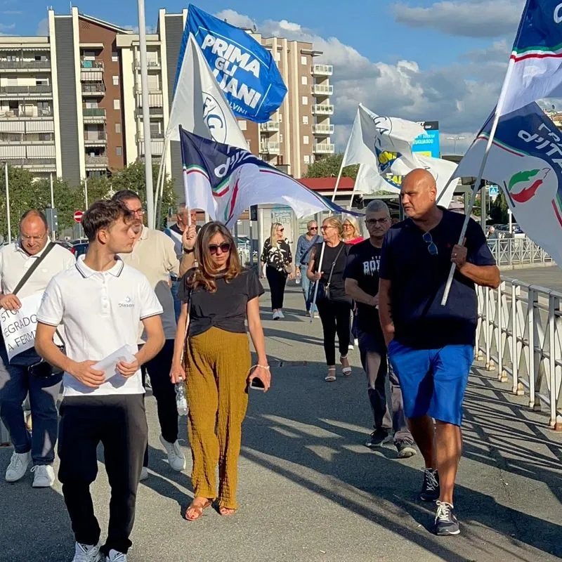 COLLEGNO - Il centrodestra e i cittadini si ritrovano a Fermi: «basta degrado, basta accampamenti abusivi» - FOTO