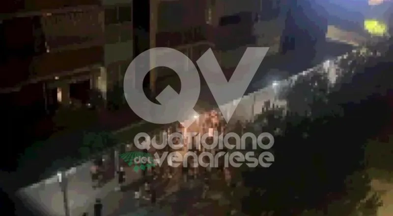 COLLEGNO - Urla, bestemmie e un «match» a colpi di pugni fra due ragazzi: delirio in piazza I Maggio - FOTO E VIDEO
