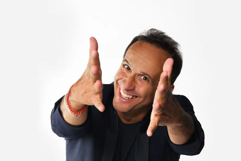 COLLEGNO - «Piazza Paradiso Cabaret»: venerdì di risate con il comico Uccio De Santis