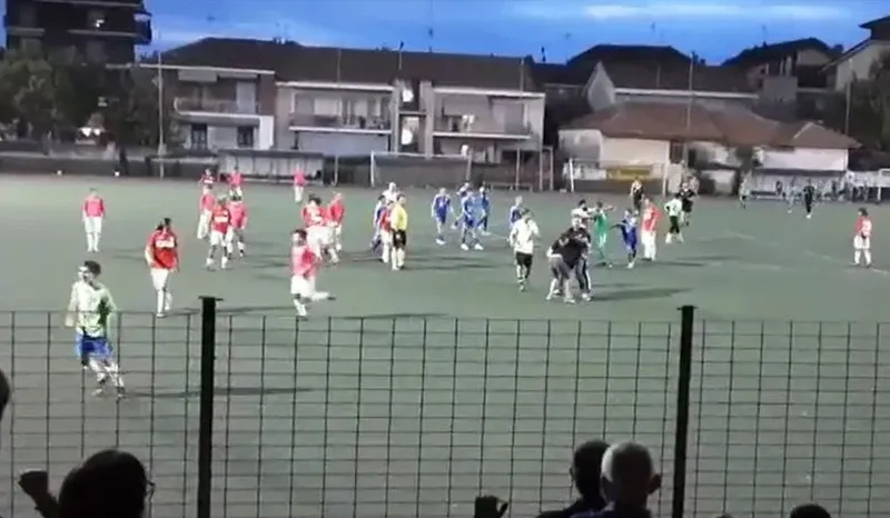 COLLEGNO - Dopo la rissa in campo, Carmagnola e Volpiano squalificate dal torneo - IL VIDEO