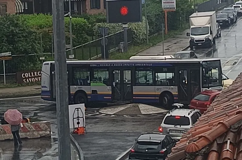 INCIDENTE A SAVONERA - Scontro autobus-500L alla «solita» rotatoria: code e forti disagi