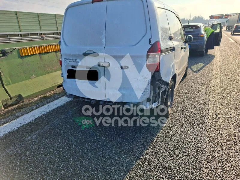 INCIDENTE IN TANGENZIALE A SAVONERA DI COLLEGNO - Scontro auto-furgone: code e forti disagi - FOTO