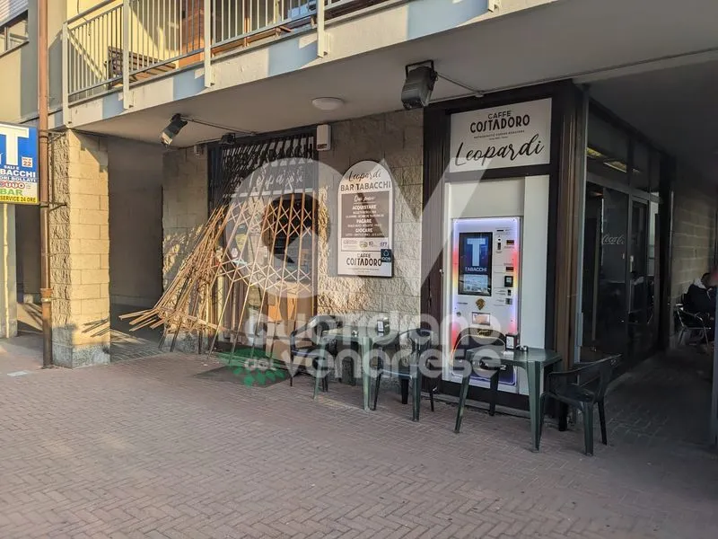 COLLEGNO - Tentato furto con spaccata alla «Caffetteria Leopardi»: ma i ladri scappano via - FOTO