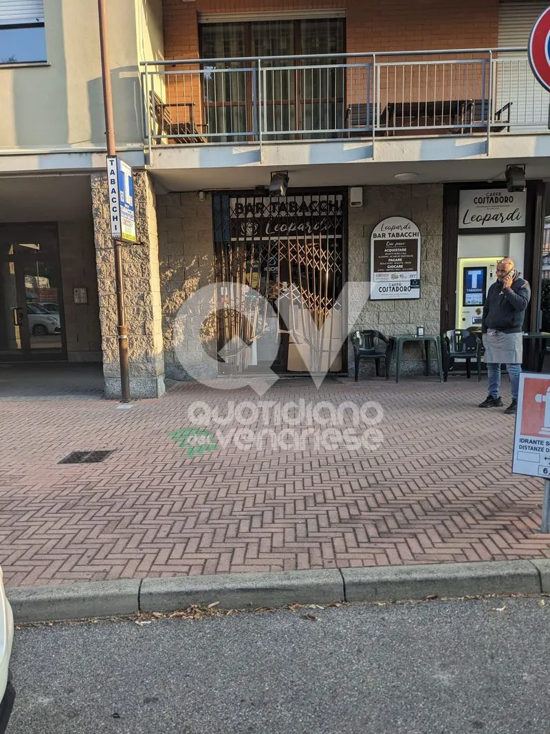 COLLEGNO - Tentato furto con spaccata alla «Caffetteria Leopardi»: ma i ladri scappano via - FOTO