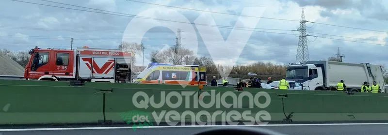 INCIDENTE IN TANGENZIALE TRA COLLEGNO E VENARIA - Scontro fra cinque mezzi: due feriti - FOTO