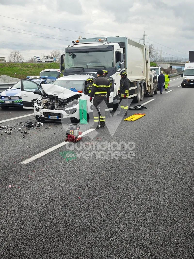 INCIDENTE IN TANGENZIALE TRA COLLEGNO E VENARIA - Scontro fra cinque mezzi: due feriti - FOTO