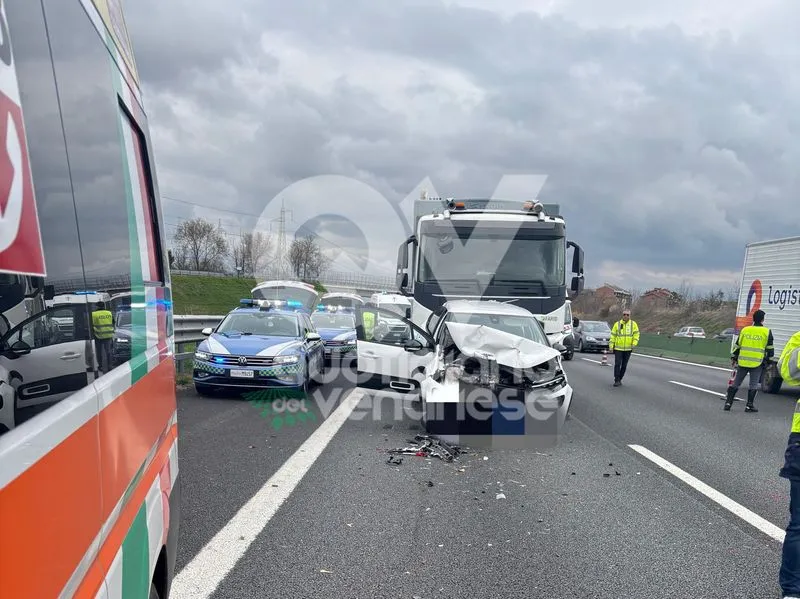 INCIDENTE IN TANGENZIALE TRA COLLEGNO E VENARIA - Scontro fra cinque mezzi: due feriti - FOTO