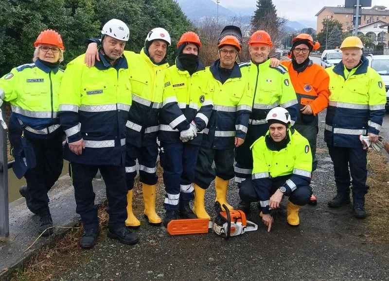 CUORGNE' - Tronco ostruisce l'arcata del ponte, rimosso dai volontari