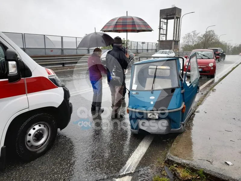 CUORGNE' - Auto pirata tampona un'Ape Piaggio sul ponte di via Torino: pensionato ferito - FOTO