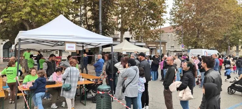 CUORGNE' - In centinaia alla tradizionale castagnata della Pro loco - FOTO