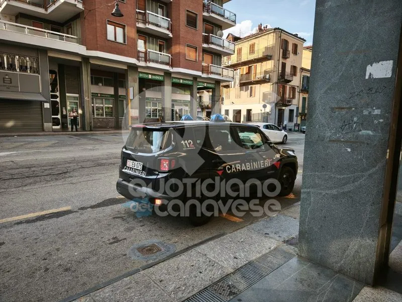 CUORGNE' - Gazzarra in strada, carabinieri costretti ad usare lo spray urticante per fermare un uomo violento - FOTO