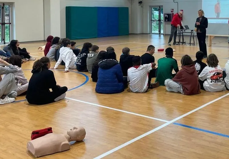 CUORGNE' - Medici e infermieri dell'Asl insegnano ai ragazzi delle scuole medie le manovre salvavita - FOTO