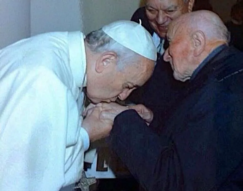 CUORGNE' - Quella volta che il Papa abbracciò «l'ultimo dei parroci di campagna», don Nicola Faletti