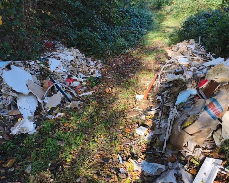 CUORGNE' - Il sentiero vicino al ponte per Santa Lucia ridotto ad una pattumiera - FOTO