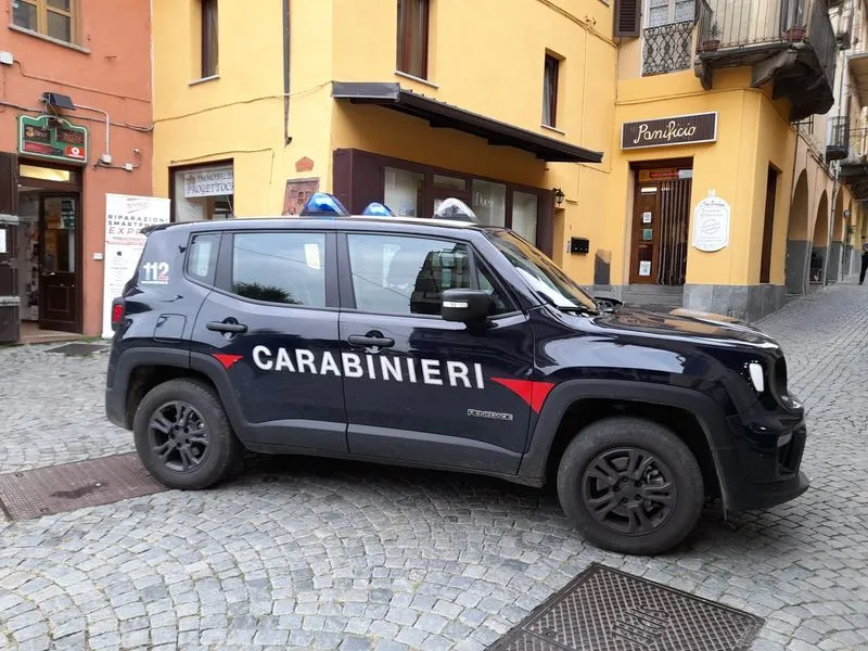 CUORGNE' - Cerca di pagare con 50 euro falsi in un bar del centro: indagini dei carabinieri