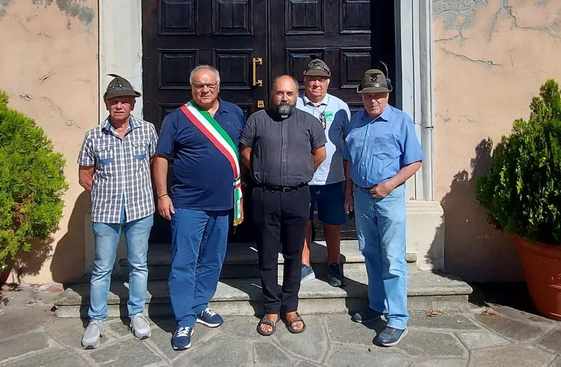 DRUENTO - Gli Alpini restaurano il portone della chiesa del cimitero: «Segno di cura e amore» - FOTO