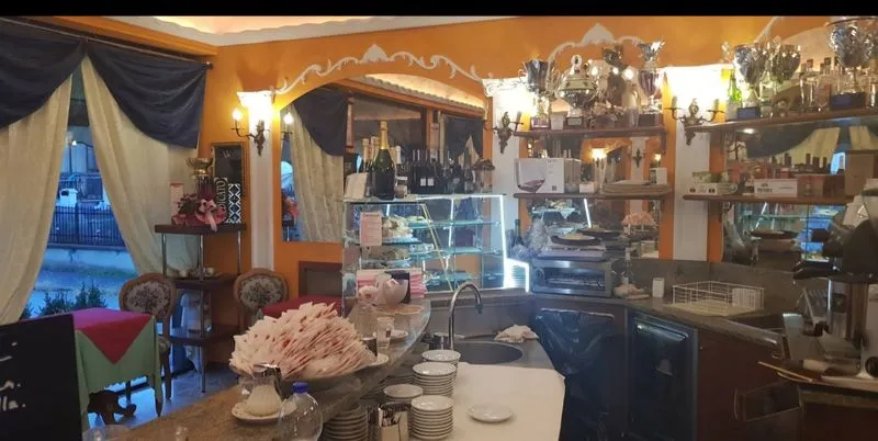 DRUENTO - Dopo 35 anni chiude il «Cafè Brunelleschi»: il saluto di Marco Tota e Mihaela Gabor - FOTO