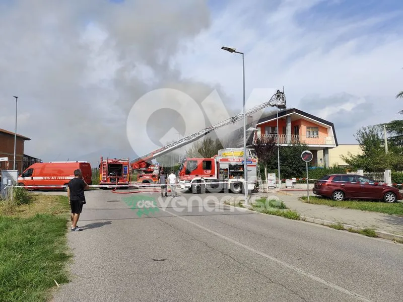 INCENDIO A DRUENTO - A fuoco il tetto di una abitazione in strada Viali - FOTO