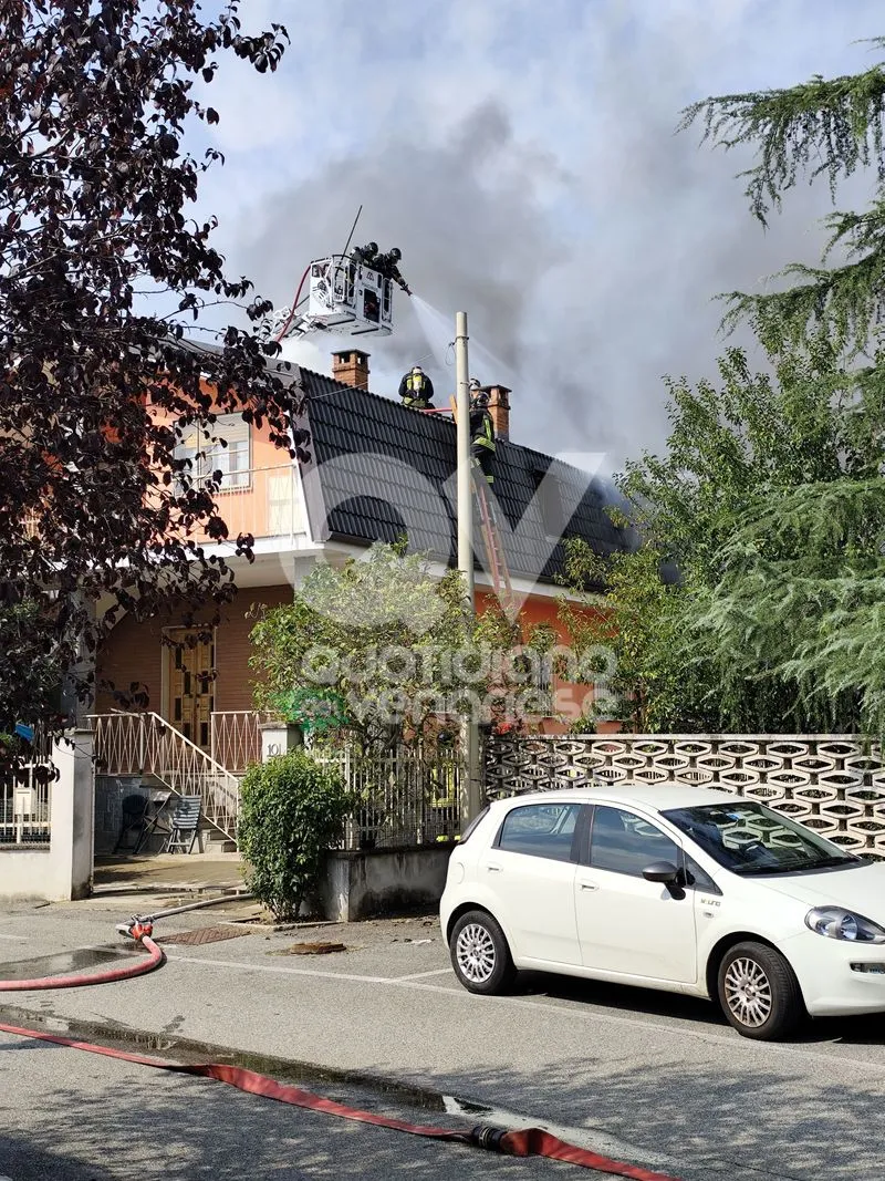 INCENDIO A DRUENTO - A fuoco il tetto di una abitazione in strada Viali - FOTO