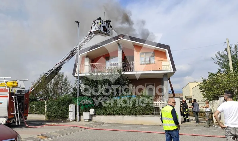 INCENDIO A DRUENTO - A fuoco il tetto di una abitazione in strada Viali - FOTO