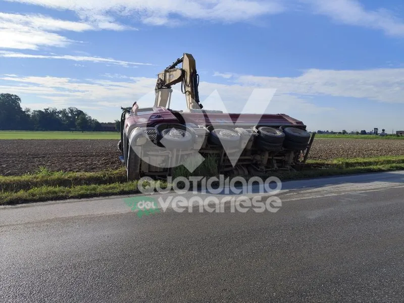 INCIDENTE A DRUENTO - Camion esce di strada e perde il carico: conducente in ospedale per accertamenti - FOTO