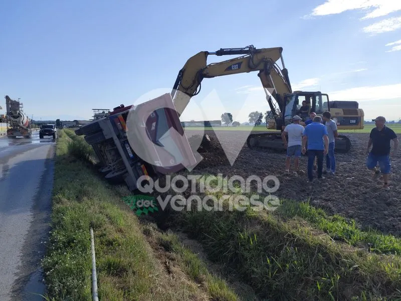INCIDENTE A DRUENTO - Camion esce di strada e perde il carico: conducente in ospedale per accertamenti - FOTO