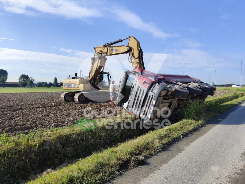 INCIDENTE A DRUENTO - Camion esce di strada e perde il carico: conducente in ospedale per accertamenti - FOTO