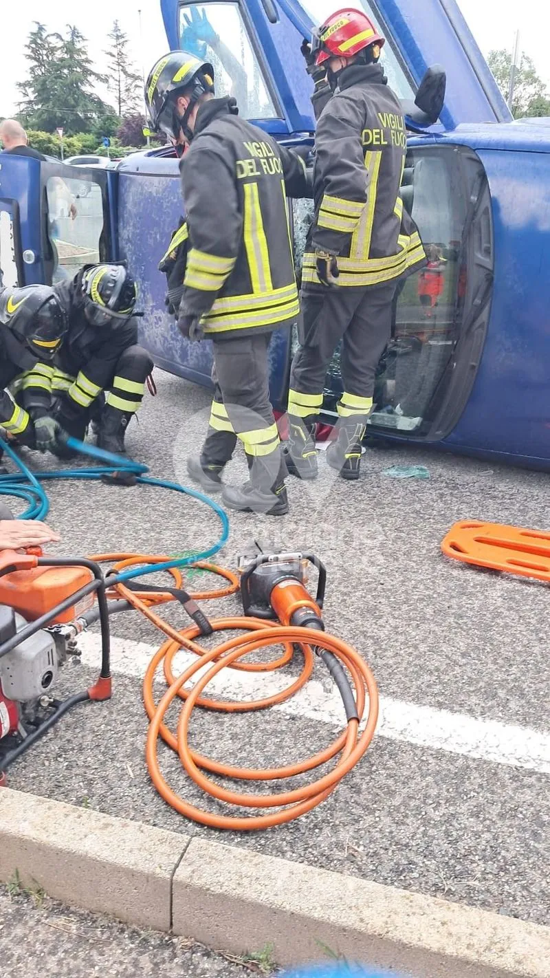 INCIDENTE MORTALE A DRUENTO - Auto si ribalta in viale Papa Giovanni, morto un uomo - FOTO