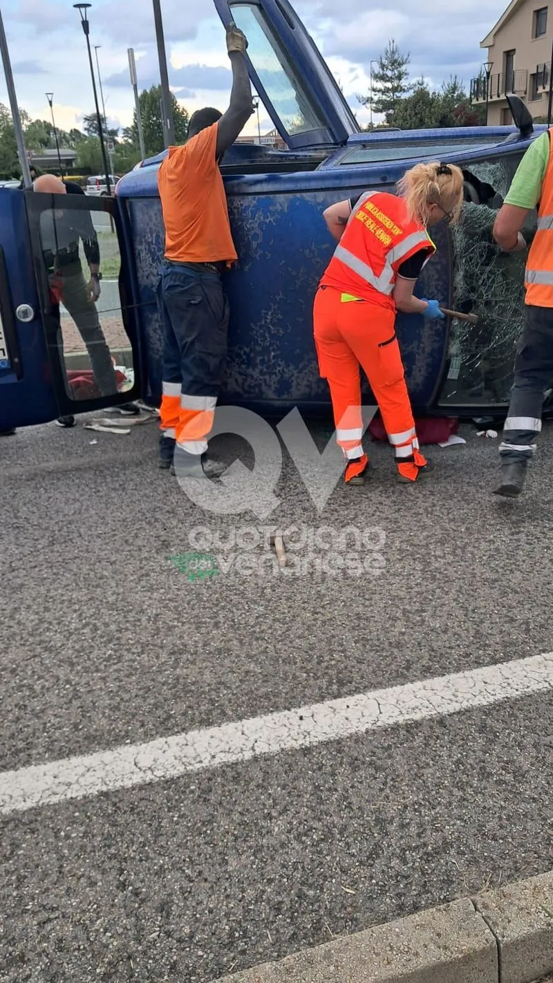 INCIDENTE MORTALE A DRUENTO - Auto si ribalta in viale Papa Giovanni, morto un uomo - FOTO