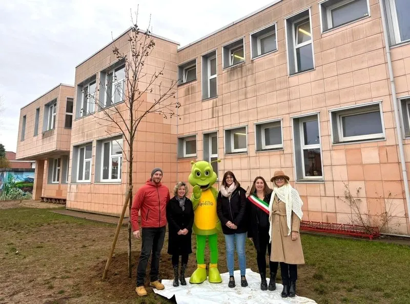 DRUENTO - Alla «Anna Frank» un nuovo albero per la «Giornata Internazionale delle Persone con Disabilità» - FOTO