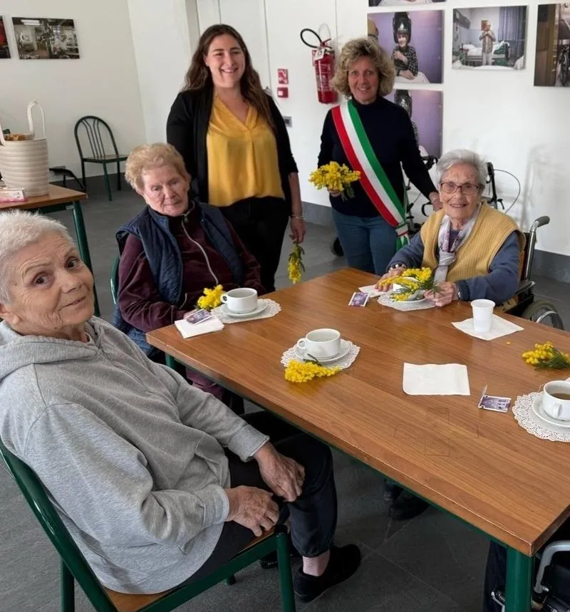 DRUENTO - «Giornata Internazionale della Donna»: l'omaggio di Palazzo Civico alla Rsa «Le Corti» - FOTO