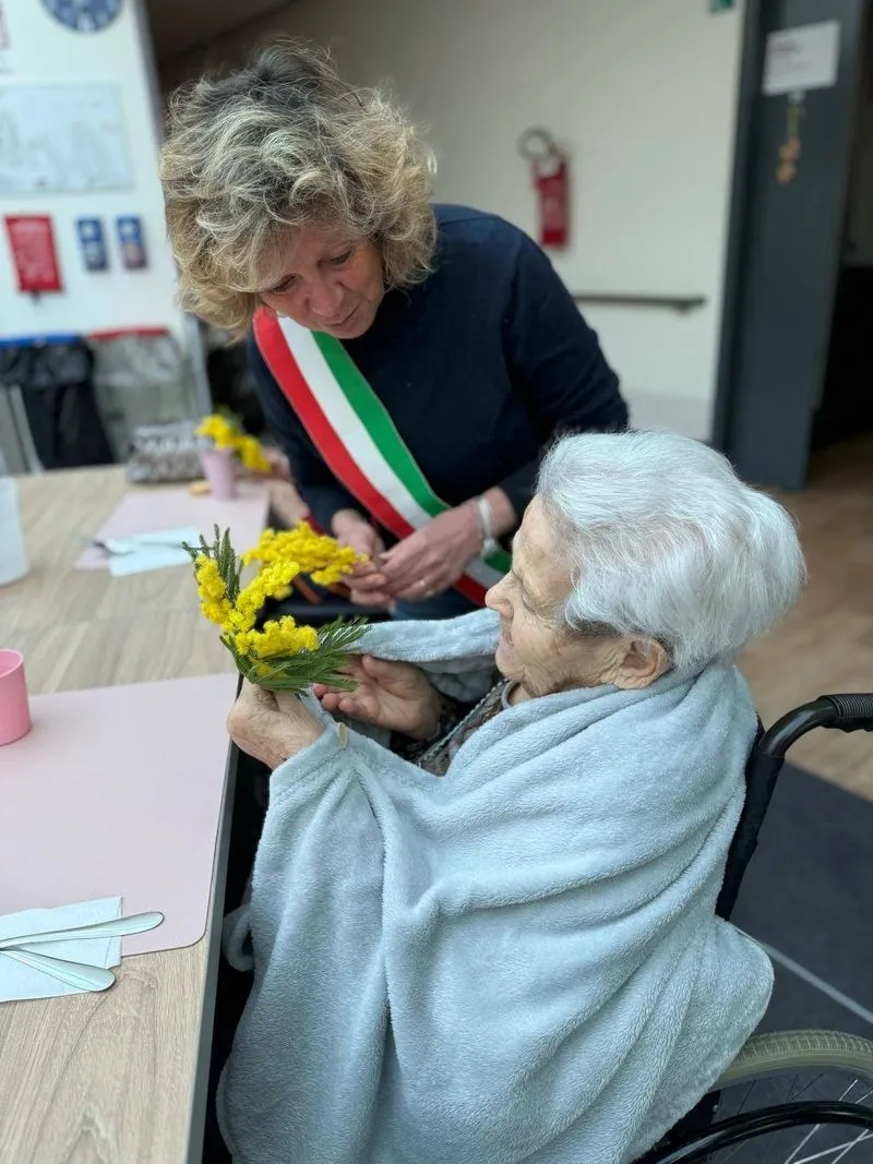 DRUENTO - «Giornata Internazionale della Donna»: l'omaggio di Palazzo Civico alla Rsa «Le Corti» - FOTO