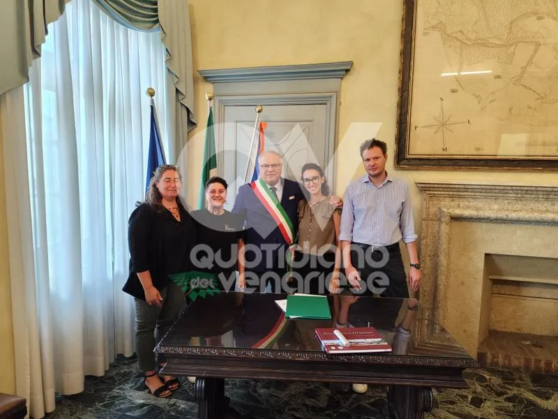 DRUENTO - Il sindaco Carlo Vietti firma il riconoscimento delle due figlie di due donne - FOTO