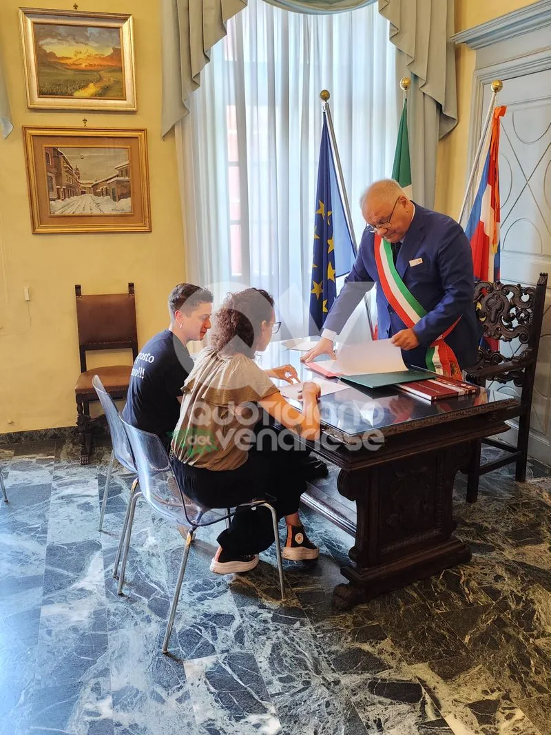 DRUENTO - Il sindaco Carlo Vietti firma il riconoscimento delle due figlie di due donne - FOTO