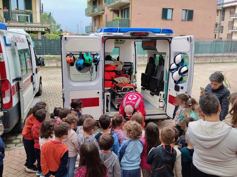 DRUENTO - Progetto «Druento soccorre»: i bambini della «Raffaello» a «lezione» con i volontari della Croce Rossa - FOTO