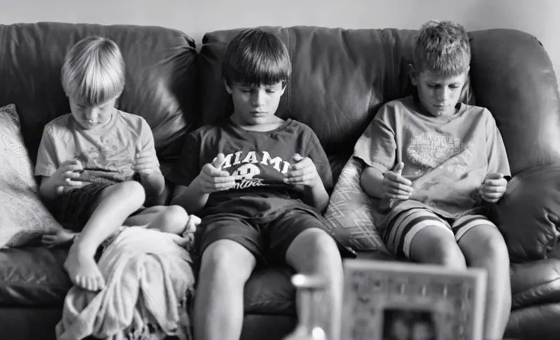 SOCIETA' - La vita senza smartphone