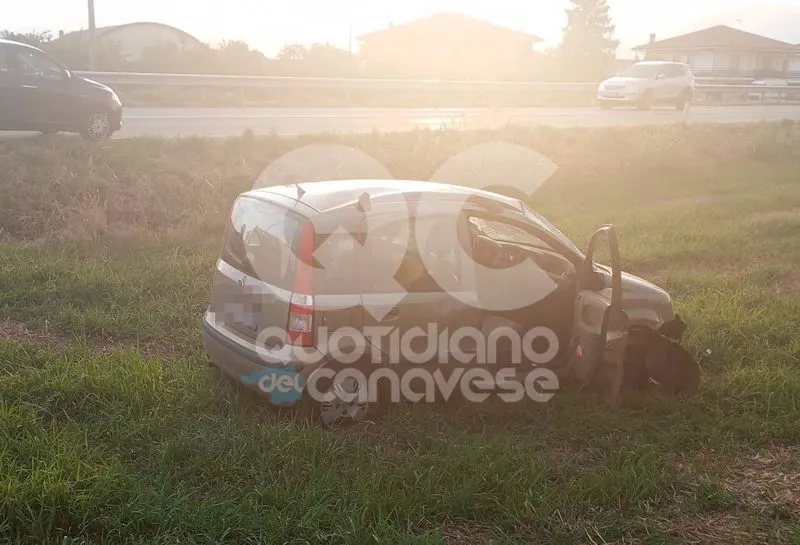 FELETTO - Un altro incidente sulla 460: ferita una donna di Rivarolo Canavese finita fuori strada con la Panda - FOTO