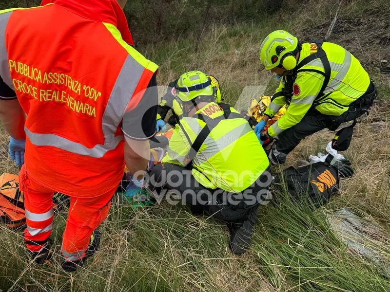 INCIDENTE A LANZO - Auto finisce nella scarpata e s'incendia: 71enne di FIANO in gravi condizioni - FOTO
