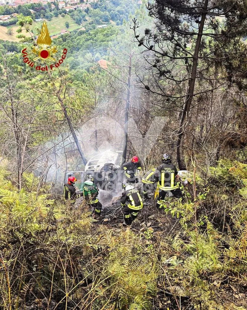 INCIDENTE A LANZO - Auto finisce nella scarpata e s'incendia: 71enne di FIANO in gravi condizioni - FOTO