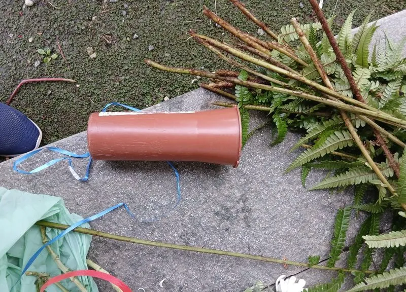 FORNO CANAVESE - Ladri di fiori e vasi in azione al cimitero: rabbia sui social per il vergognoso raid