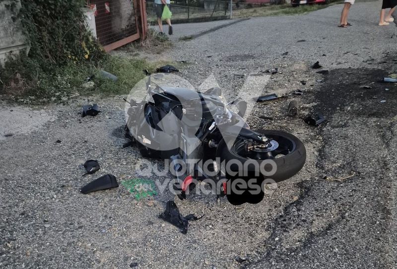 INCIDENTE A GIVOLETTO - Scontro auto-moto in via Alpignano: gravissimo centauro di 24 anni - FOTO